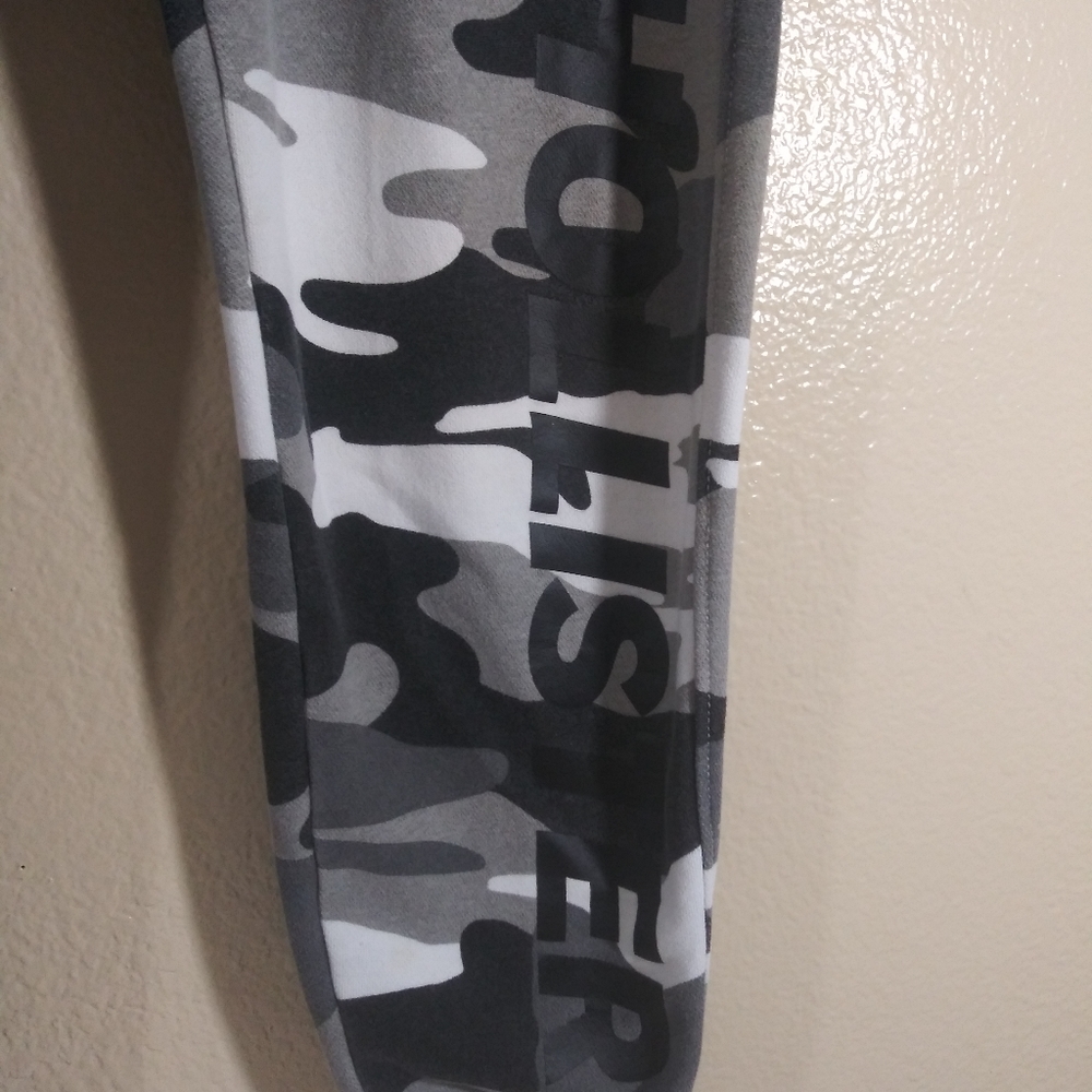 Hollister Men's Logo Camo Joggers Sweatpants - Picture 4 of 7